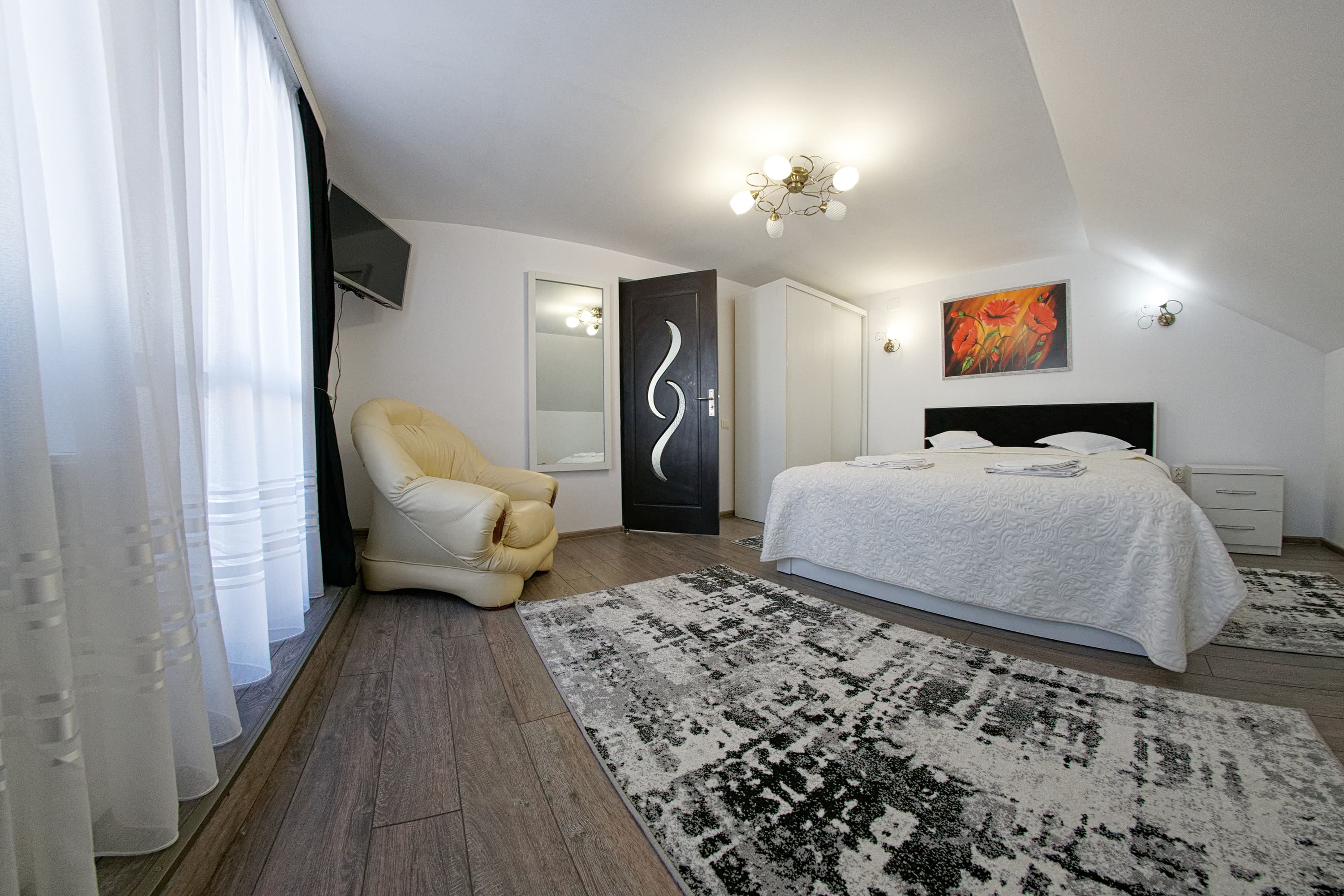 Apartament semidecomandat cu baie privată - Cameră cu baie privată pentru 4 persoane, Casa de pe Deal Sadova