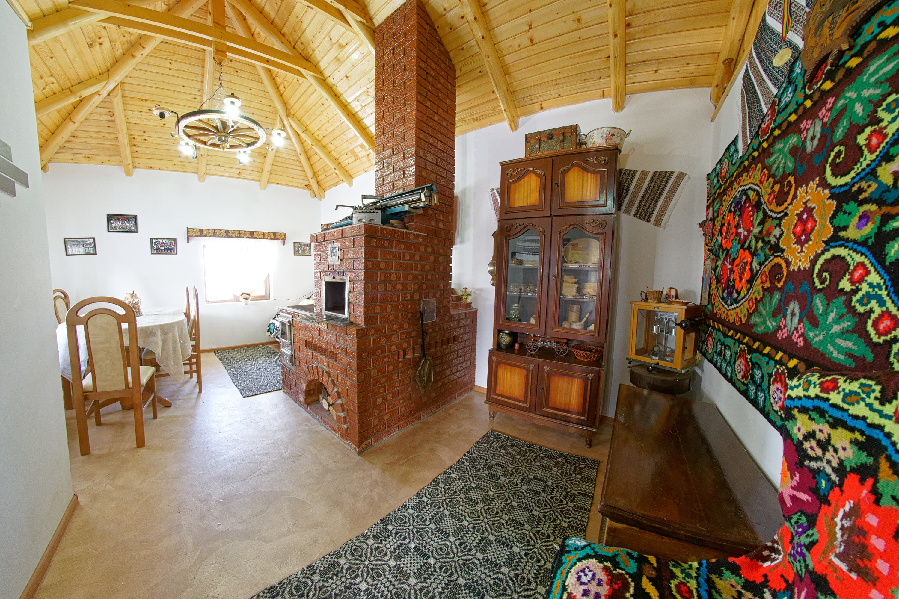 Casa de pe Deal Sadova - Atmosferă caldă, pensiune familie Sadova